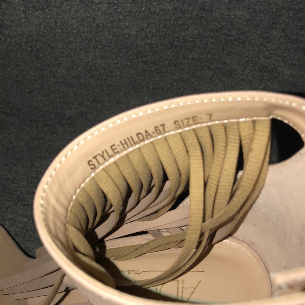 Beige heels, Size 7 - Picture 4 of 5